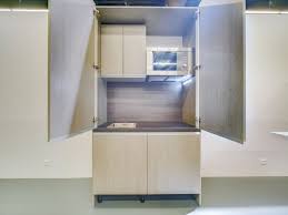 La kitchenette s'équipe de rangements futés qui permettent d'exploiter pleinement l'espace. En Manque D Espace Alors Nos Mini Cuisines Et Kitchenettes Sont Ideales Https Www Makitchenette Fr Qualit Meuble Kitchenette Kitchenette Mini Cuisine