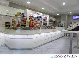 Banco Tabacchi E Ricevitoria Dalle Linee Moderne Ed Essenziali In Laminato Bianco Lucido Con Inserti Metallici Tabaccheri Arredamento Casa Arredamento Banconi