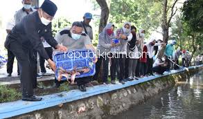 Pada waktu itu sistem liberal sedang merajalela dan menurut alairan klasik ekonomi liberal itu disebabkan oleh adanya pacuan antara. Sungai Sekitar Pendopo Sidoarjo Ditebari 1 000 Ikan Boleh Dipancing Syaratnya Punguti Sampah