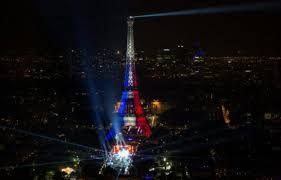 Paris, insolite, tour eiffel, actualité, jeux olympiques 2024, jo 2024, jo 2024 paris, jeux olympiques paris 2024, 8 juin 2021, drapeau tour eiffel, drapeau tour eiffel 8 juin, drapeau. Attentat A Nice La Tour Eiffel Illuminee En Bleu Blanc Rouge Ce Vendredi Soir Et Pendant Le Deuil National