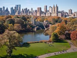 In this park, visitors can perform various activities, ranging from playing, sightseeing, lounging enjoy the beauty of the park, doing a variety of sports and picnics, to enjoy the entertainment. Central Park New York City Tourist Destinations