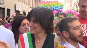 Torino, al Pride in prima fila la sindaca Appendino e la banda suona «Ymca»  dei Village people