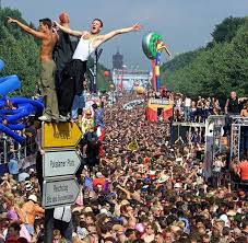 Motte und sein team will für die neue loveparade mit der gemeinnützigen gmbh „rave the planet spenden sammeln. Zug Der Liebe Berlin Wer Braucht Noch Eine Loveparade Welt
