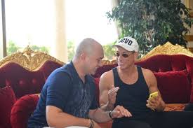 Cihat yaycı istifadan sonra ilk kez görüntülendi. Van Damme Bodrum A Hayran Kaldi