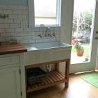 Freestanding farmhouse sink