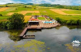 Aproximativ jumătate dintre unităţile de cazare din eşelniţa şi dubova au deja preţurile la cazare pornesc de la 180 de lei pe noapte /cameră şi ajung şi la 300 de lei pentru un apartament/noapte, cu mic dejun inclus. IncÄƒ Un Loc De Vis In Clisura DunÄƒrii Romanii Nu Mai Trebuie SÄƒ MeargÄƒ La Sarbi Pentru O CiorbÄƒ De PeÈ™te AdevaratÄƒ