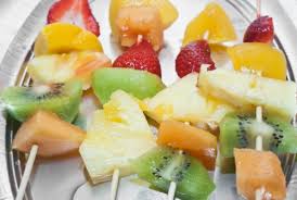 Gli spiedini di frutta sono una ricetta fresca e originale, un'idea nuova per servire la frutta in estate, o in altri periodi dell'anno: Spiedini Di Frutta Fresca Con Yogurt Panna Gelato E Cioccolato Torte Al Cioccolato