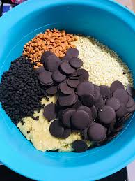 Famous amos resepi azie kitchen rasanya hampir sama dengan rasa biskut famous amous di sini dan chocolate chips nana di sini serta biskut coklat chips berkacang di sini. Cara Untuk Membuat Horlicks Famous Amos Cookies Biskut Raya Yang Sedap Dan Mudah Disediakan My Resepi