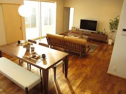 チーク材の床にウォールナット無垢材の家具でコーディネートした実例をご紹介します インテリア 家具 リビング インテリア リビング ピアノ 配置