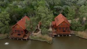 Cölöpökkel és nádassal tiltakozott a párbeszéd mészáros lőrinc és várkonyi andrea épülő villája előtt a xii. Dronfelvetelen Csodalhatjuk Meg Meszaros Lorinc Gyonyoru Bicskei Birtokat 24 Hu