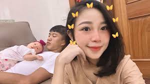 Mới đây khi ghi bàn thắng duy nhất trong trận đấu thuộc vòng 2 v.league 2020 giữa slna và clb bình dương, tiền vệ này lập tức nhét bóng vào áo ăn. Vá»£ VÄƒn Ä'á»©c Tá»± Nháº­n Ä'áº» Thue Ngoi Sao