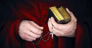 Ou seja, um período intelectual em que diversos filósofos procuraram estabelecer a razão (a racionalidade), acima da fé, da religiosidade e também, da tradição monárquica. 10 Caracteristicas Del Oscurantismo