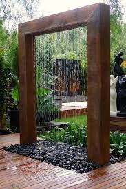 So Bauen Sie Einen Glaswasserfall Fur Ihren Hinterhof Diy Projekte Fur Alle Bauen Einen Gla Wasserfall Garten Landschaftsbau Ideen Garten Landschaftsbau