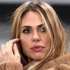 Ilary Blasi rifatta, smascherata da Striscia la notizia. Com'era e com'è  https://is.gd/gi8Nfl