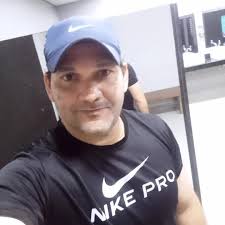 MOMENTOS ESQUECÍVEIS DA HISTÓRIA Freddie Mercury e Mark Knopfler, em  Wembley, quando tentaram sem sucesso emplacar a nova canção: “Little Thing  Called Swing”