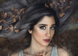 Um melierte haare zu waschen, sollten sie zu einem milden shampoo für haare mit strähnchen greifen. Haare Renaturieren Und Zuruck Zur Naturhaarfarbe Gelangen