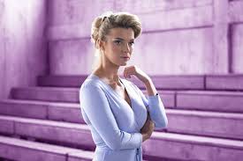 She is best known for her role in the netflix comedy series glow for which she was nominated for two. Betty Gilpin On How Glow Stopped Her From Being A Self Conscious Actor Daily Actor