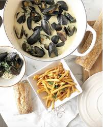 What S On Your Dinner Menu Tonight These Coconut Green Curry Mussels Feel Elevated But Come Together Quickly With The H Green Curry Dinner Menu Curry Mussels