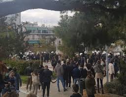 Πιο συγκεκριμένα, νέα επεισόδια εκτυλίσσονται εδώ και μερικά λεπτά σε διάφορα σημεία της νέας σμύρνης αντί να πάνε να ψάξουν τον παππα, τραμπουκίζουν γονείς και παιδάκια στη νέα σμύρνη. Pj2 7csiugvl1m