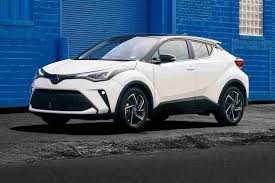 تويوتا c hr 2021 الجديدة تصنف في أواخر فئة سيارات الدفع الرباعي صغيرة الحجم بسبب إنها تعانى من ضعف قوة المحرك ومساحة المقصورة المحدو sport cars toyota c hr car