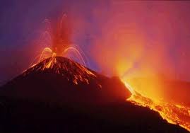 Fontane di lava, boati e una nube di 5 mila metri (fotogramma). Etna Vulcanologia