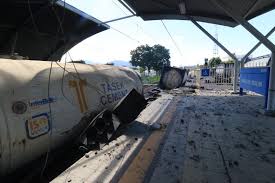 Gerabak kereta api in english. Bernama Tv En Twitter Sebuah Tren Kargo Dengan 43 Gerabak Pelbagai Muatan Tergelincir Di Stesen Kereta Api Tanjung Malim Pagi Tadi Gambar Ktmb Https T Co Rd7nxdckxv