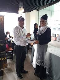 Motif marmer warna biru untuk pilar rumah minimalis marble painting effect. Hi Tea Black And White With Hat Guru Kaunseling Nurhaiza Che Mat