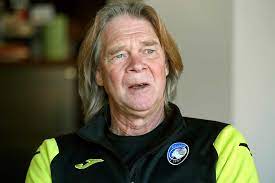 Hammarby, a rival club from stockholm, came up with the chant to taunt the opposing team. Glenn Stromberg Tvingas Bo Pa Hotellrum I Stockholm