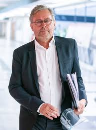 Hugo portisch führte für seine zahlreichen und ausgezeichneten zeitungsreportagen. Se8xlq0e1t6fom