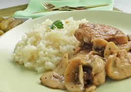 Feliem căţeii de usturoi, tocăm codiţele firelor de pătrunjel. Pilaf De Orez Cu Carne De Porc Si Ciuperci