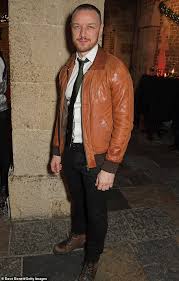 Mcavoy was born on 21 april 1979 in glasgow, scotland, to james, a bus driver, and elizabeth (née johnstone), a nurse. James Mcavoy Zieht In Ein Neues London Zu Hause Mit Freundin Lisa Liberati Aktuelle Boulevard Nachrichten Und Fotogalerien Zu Stars Sternchen