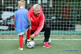 Пока ни одна из сторон не готова пойти на компромисс. V Harkove Otkrylas Futbolnaya Akademiya Portugalskoj Benfiki