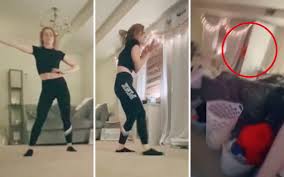 Menina dançando dança da manivela namorado atormentado, combatchy anitta lexa luisa. Terrifying Tiktok Video Shows Moment A Hannah Viverette Finds A Stalker In Her Home 7news Com Au