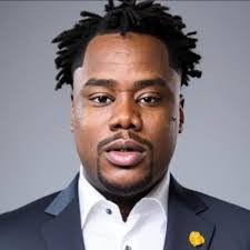 Dee Savage's Instagram, Twitter & Facebook