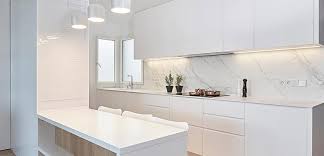 Una vez nos hemos decantado por las encimeras para cocinas blancas, debemos elegir ante todo un material 'todoterreno' que nos garantice que puede aguantar el uso intensivo y diario al que se va a ver sometido, sin sacrificar la cada vez más valorada parte estética del. Cocinas Blancas Para El Hogar Todo Un Acierto Bezzia