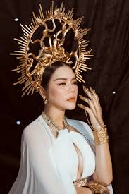Đặc biệt là những quả cầu trong suốt có thể tắm nắng vào buổi sáng hoặc dùng bữa và ngắm sao vào buổi tối, đó cũng là 1 điểm chụp ảnh vô cùng lạ và lãng mạn. Ly Nha Ká»³ Gá»£i Cáº£m Tren Tháº£m Ä'á» Tuáº§n Lá»… Thá»i Trang Quá»'c Táº¿ Viá»‡t Nam Phá»¥ Ná»¯ Bao NgÆ°á»i Lao Ä'á»™ng