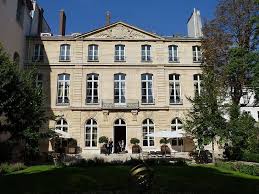 L Hotel D Avaray Vu Du Jardin Il Fut Construit En 1723 Par L Architecte Jean Baptiste Leroux Residence De L A Paris Hotel Particulier Paris Lieux Insolites