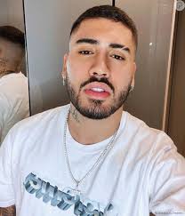 O cantor postou uma sequência de vídeos em um consultório odontológico e. Kevinho Adotou Lentes De Contato E Possui Dentes Naturais Pequenos Por Lixamento Purepeople