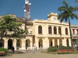 Santa clara is the 5th largest city with 242,000 inhabitants (2010). La Estacion De Radio Cmhw Y El Palacio Municipal Santa Clara Cuba Cuba House Styles Mansions