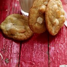 Biscuits Au Chocolat Blanc Et Aux Noix De Macadam Ricardo Recipe Ricardo Recipe Desserts Macadamia Cookies