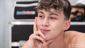 Prima volta nel porno per un giovane ragazzo di 18 anni