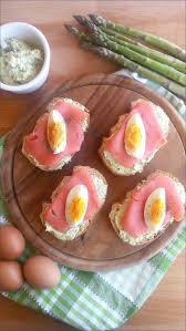 Per la cottura degli asparagi, elisa ha utilizzato un pentolino alto, nel quale poter posizionare gli asparagi in piedi, con le punte verso l'alto. Crostini Con Asparagi Salmone E Uova Sode Mangia Prega Ama Ioechiaramella
