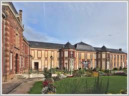 Le Musee Et Les Jardins De L Hotel De Ville Louviers Eure Normandie France En 2020 Hotel De Ville Louviers Jardins