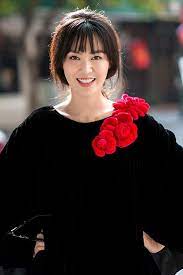 Nguyễn thị thùy tươi cười rạng rỡ khi có dịp nghỉ xả hơi sau một thời gian làm việc liên tục. Hoa Háº­u Nguyá»…n Thu Thuá»· Qua Ä'á»i Vi Ä'á»™t Quá»µ