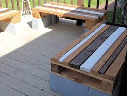 C'est cependant un bois assez cassant, ce qui limite son emploi mais il est imputrescible donc pas de soucis pour en faire un banc, mais de la a dormir dessus, son odeur très forte peut incommoder. Banc En Palette Diy Apprenez Comment Faire Un Banc En Palette Simple Banc En Palette Palette Diy Bar Arriere Cour