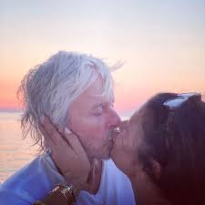 The star, 51, showed off her gray hair on thursday while snapping a bathroom mirror selfie. Intim Hier Knutschen Michael Douglas Catherine Zeta Jones Promiflash De