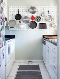 Nah, bagaimana jadinya jika ruang tv ukurannya sempit? 24 Elemen Penting Agar Desain Dapur Sempit Terasa Luas