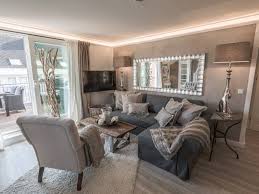 luxuriose wohlfuhlwohnung auf zwei ebenen homify wohnung einrichtungsideen wohnzimmer landhaus ferienwohnung