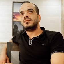 الشاب فادي عياش بعد أن ذكر اسمه كمنفذ للعملية وطبعت له صور، يحاول الظهور  مباشر للتأكيد أنه ليس له علاقة بما حدث #العربية #العربية_فلسطين