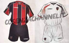 Logo del marchio su entrambe le maniche. Le Nuove Maglie Del Cosenza Per La Stagione 2020 2021 Griffate Legea